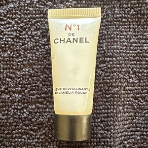 CHANEL N°1 Revitalizing Cream with Black and Cream Design
